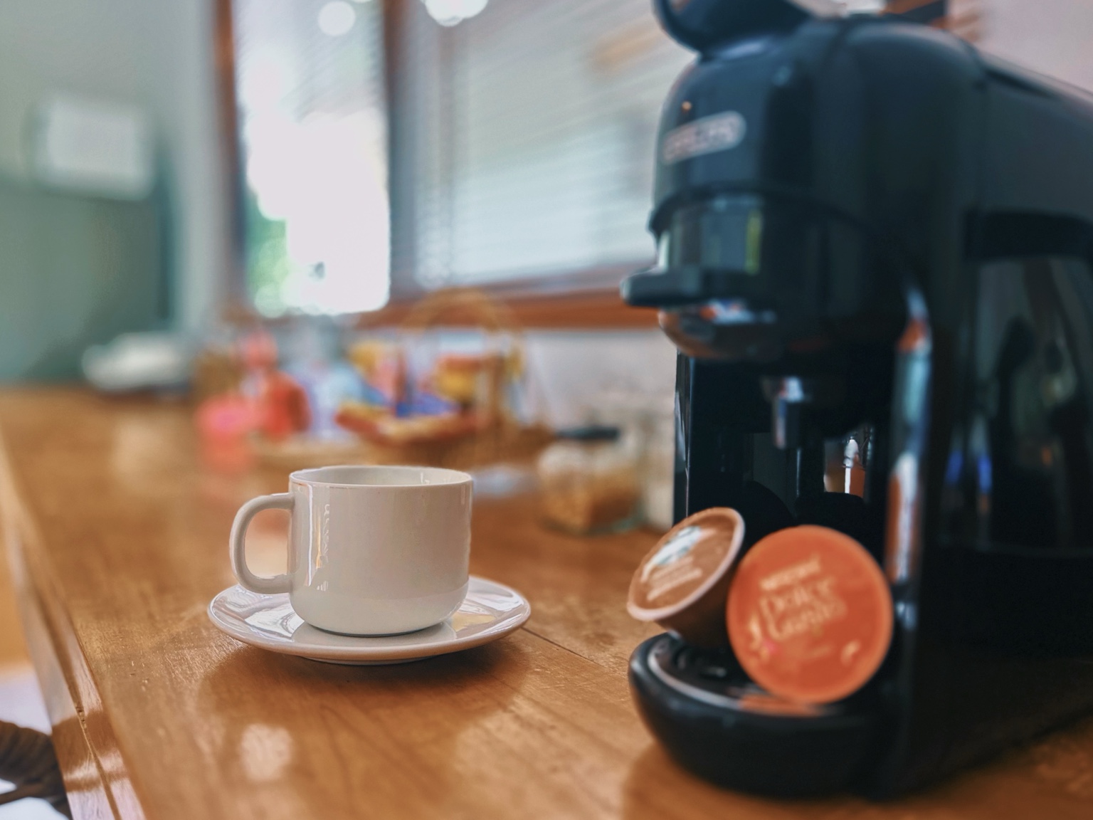 Bungalow B: coffee machine and cup on the wooden kitchen counter