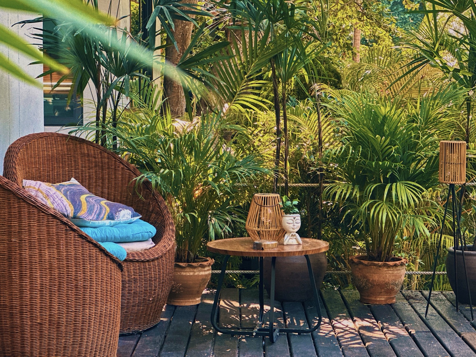 Bungalow A: wicker seating on the private leafy terrace