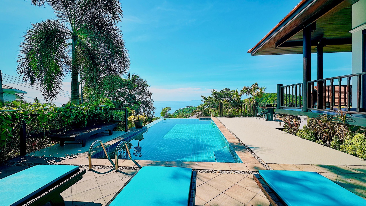 Sea View Villa Tropicana: infinity pool and sun loungers overlooking tropical greenery and the sea